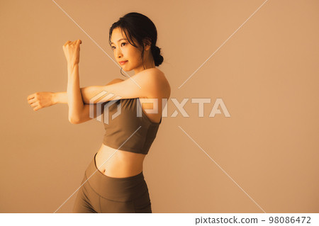 Hot yoga image 98086472