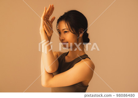 Hot yoga image 98086480