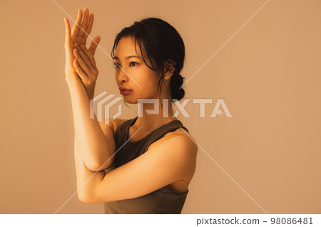 Hot yoga image 98086481