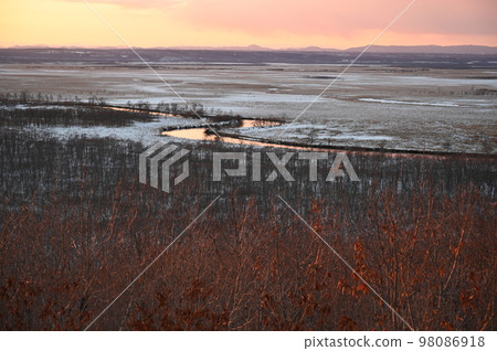 Dusk over the Kushiro River meandering through the Kushiro Marsh in winter Dusk over the Kushiro River meandering through the Kushiro Marsh in winter 98086918