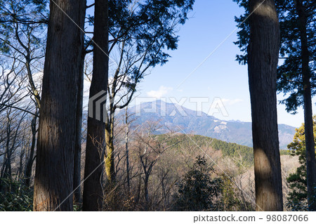 從高取山山頂看到的大山(大山丹澤國定公園) 從高取山山頂看到的大山(大山丹澤國定公園) 98087066