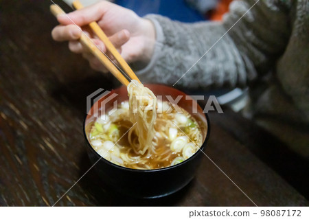 A woman eating instant noodles The way she holds her chopsticks is strange 98087172