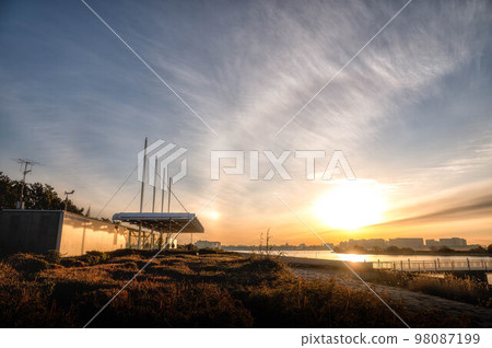 東京都江戶川區 黎明時分的葛西臨海公園風景 東京都江戶川區 黎明時分的葛西臨海公園風景 98087199