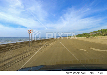 在沙灘上跑步 在沙灘上跑步 98087303