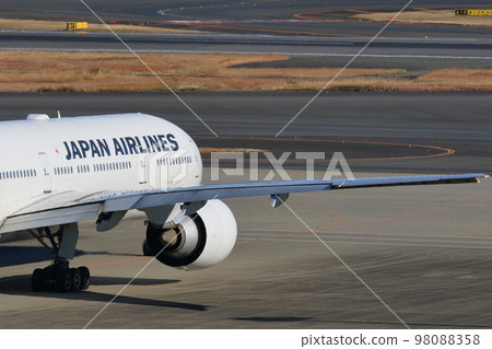 客機從滑行道起飛圖像進入跑道 98088358