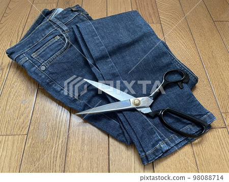 Hemming of trousers Hemming of trousers 98088714