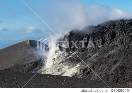 Scenery seen while climbing a mountain Scenery seen while climbing a mountain 98089049