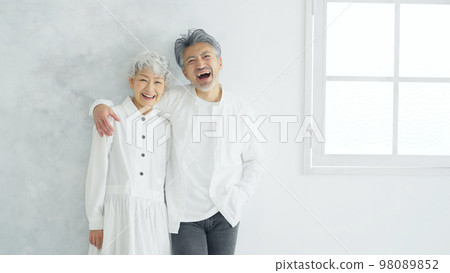 擁抱年長夫婦 98089852