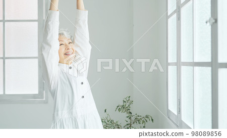 refreshing senior woman portrait 98089856