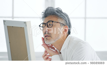 準備外表的中老年男性 98089869