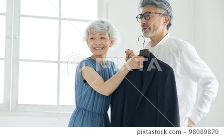 選擇衣服的高級男女 98089870