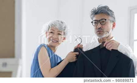 選擇衣服的高級男女 98089871