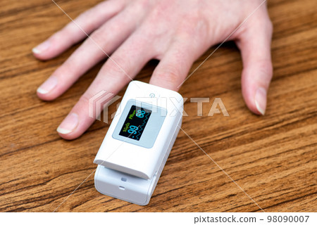 Pulse Oximeter on finger 98090007