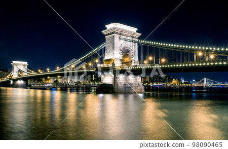 Chain brdige in Budapest, Hungary Chain brdige in Budapest, Hungary 98090465
