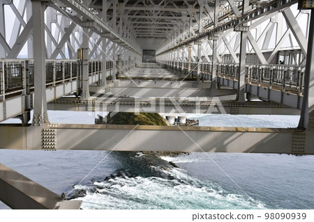The sea and Onaruto Bridge seen from Uzu no Michi 98090939
