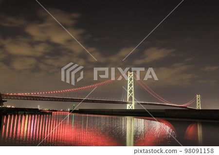 從淡路島看到的明石海峽大橋夜景 98091158