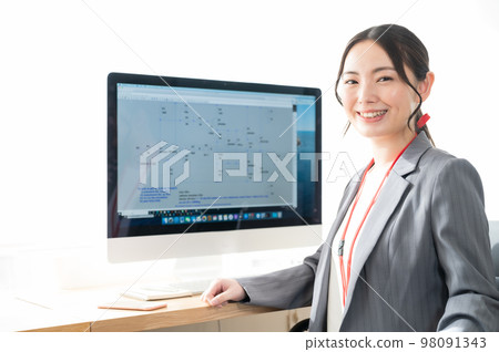 坐在電腦模擬器前的女工程師 98091343