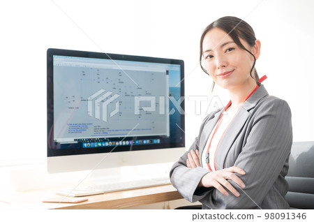坐在電腦模擬器前的女工程師 98091346