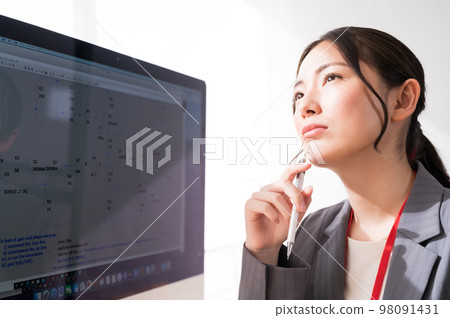 坐在電腦模擬器前的女工程師 98091431
