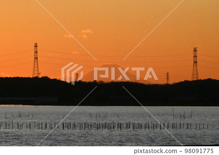 [Sakura City, Chiba Prefecture] Mt. Fuji and sunset from Inbanuma promenade 98091775