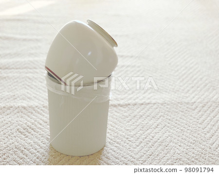 垃圾桶裡的白色罐子 98091794