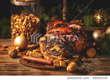 Traditional eastern European bread named babka 98092038