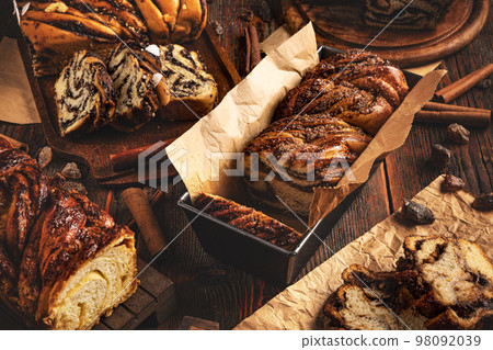 Babka sweet braided bread Babka sweet braided bread 98092039