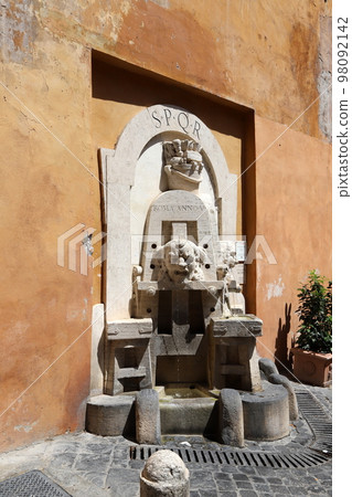 Rome is the capital of Italy, a huge multinational city with a history of almost three thousand years. 98092142