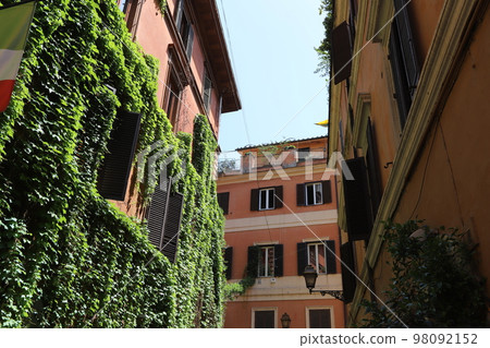 Rome is the capital of Italy, a huge multinational city with a history of almost three thousand years. 98092152