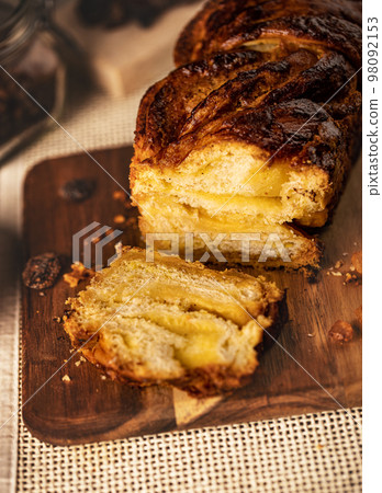Sliced vanilla babka 98092153