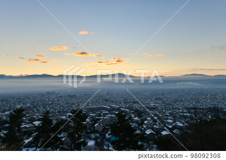 日出前的街景(長野市區) 日出前的街景(長野市區) 98092308