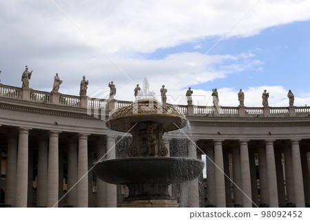 Rome is the capital of Italy, a huge multinational city with a history of almost three thousand years. 98092452