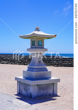 Stone lanterns of Aoshima Shrine on the broad coast (Miyazaki City, Miyazaki Prefecture) Stone lanterns of Aoshima Shrine on the broad coast (Miyazaki City, Miyazaki Prefecture) 98092599