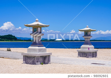 Stone lanterns of Aoshima Shrine on the broad coast (Miyazaki City, Miyazaki Prefecture) Stone lanterns of Aoshima Shrine on the broad coast (Miyazaki City, Miyazaki Prefecture) 98092601