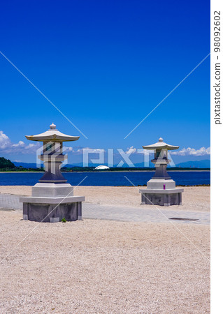 Stone lanterns of Aoshima Shrine on the broad coast (Miyazaki City, Miyazaki Prefecture) 98092602