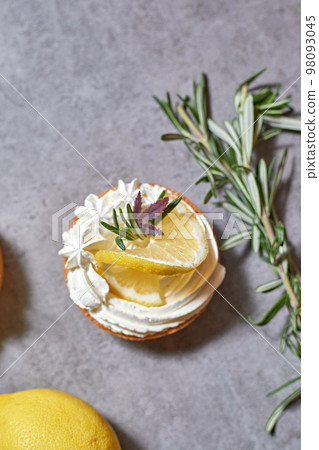 Lemon tart Lemon tart 98093045