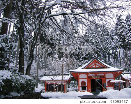 Kyoto: Ohara Sanzen-in covered in snow Kyoto: Ohara Sanzen-in covered in snow 98093487