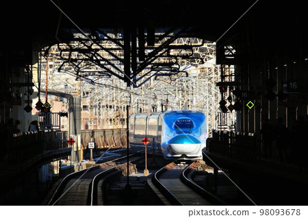 At Tohoku Shinkansen E5 Series Omiya Station, which runs fast on the run-up section heading to the land 98093678