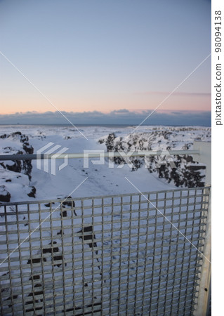 Continental Bridge, a bridge connecting Europe and North America at dawn in winter on the Reykjanes Peninsula, Iceland 98094138