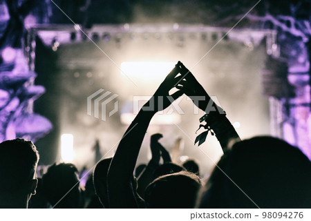 Concert crowd applauding 98094276