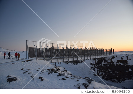 Continental Bridge, a bridge connecting Europe and North America at dawn in winter on the Reykjanes Peninsula, Iceland 98094300