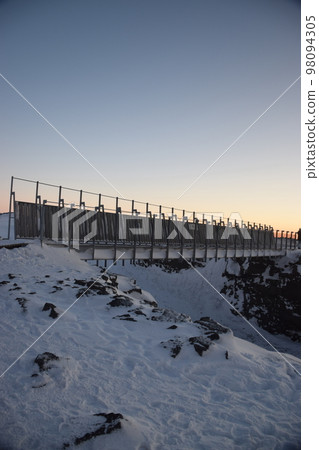 大陸橋，冬季黎明時分連接歐洲和北美的橋樑，位於冰島雷克雅內斯半島 98094305