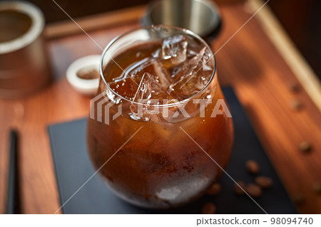 iced black coffee (iced americano) 98094740