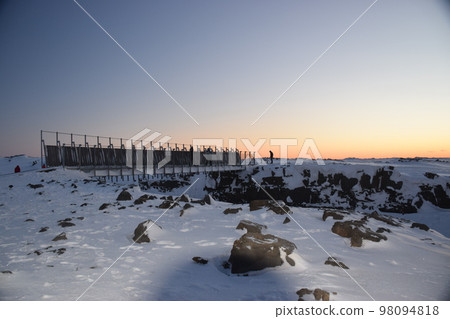 Continental Bridge, a bridge connecting Europe and North America at dawn in winter on the Reykjanes Peninsula, Iceland 98094818