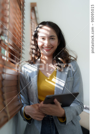 Asian Business woman working at home office and analyze financial report document. Accounting and Finance concept 98095015