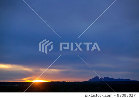 奧爾加山（卡塔丘塔）和日落 98095027