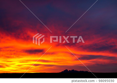 火熱的日落和奧爾加山(卡塔丘塔)的輪廓 火熱的日落和奧爾加山(卡塔丘塔)的輪廓 98095030