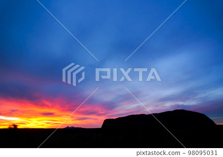 烏魯魯（艾爾斯岩）剪影和美麗的日落 98095031