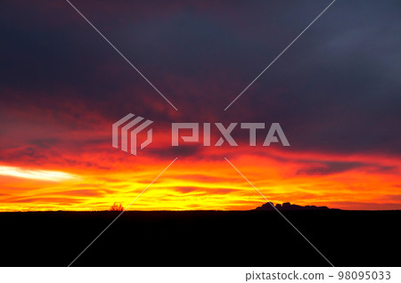 生動的日落和奧爾加山(卡塔丘塔)的輪廓 生動的日落和奧爾加山(卡塔丘塔)的輪廓 98095033
