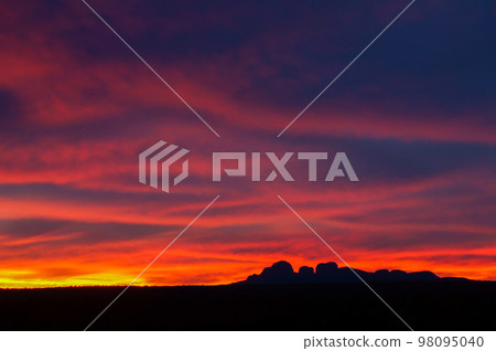 卡塔丘塔（奧爾加山）和日落天空的剪影 98095040